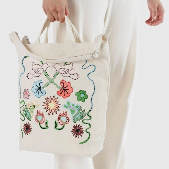 BAGGU Handbags - NWT Baggu Zip Duck Bag - Embroidered Birds